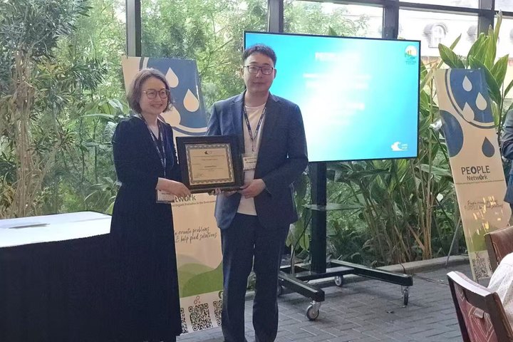 Zhonghao Zhang receiving the Philip H. Jones Award plaque at the 2025 CAWQ Atlantic Symposium